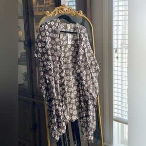 Raj NWT Trading & Imports Mireille Breeze Floral Black and White Printed Kimono